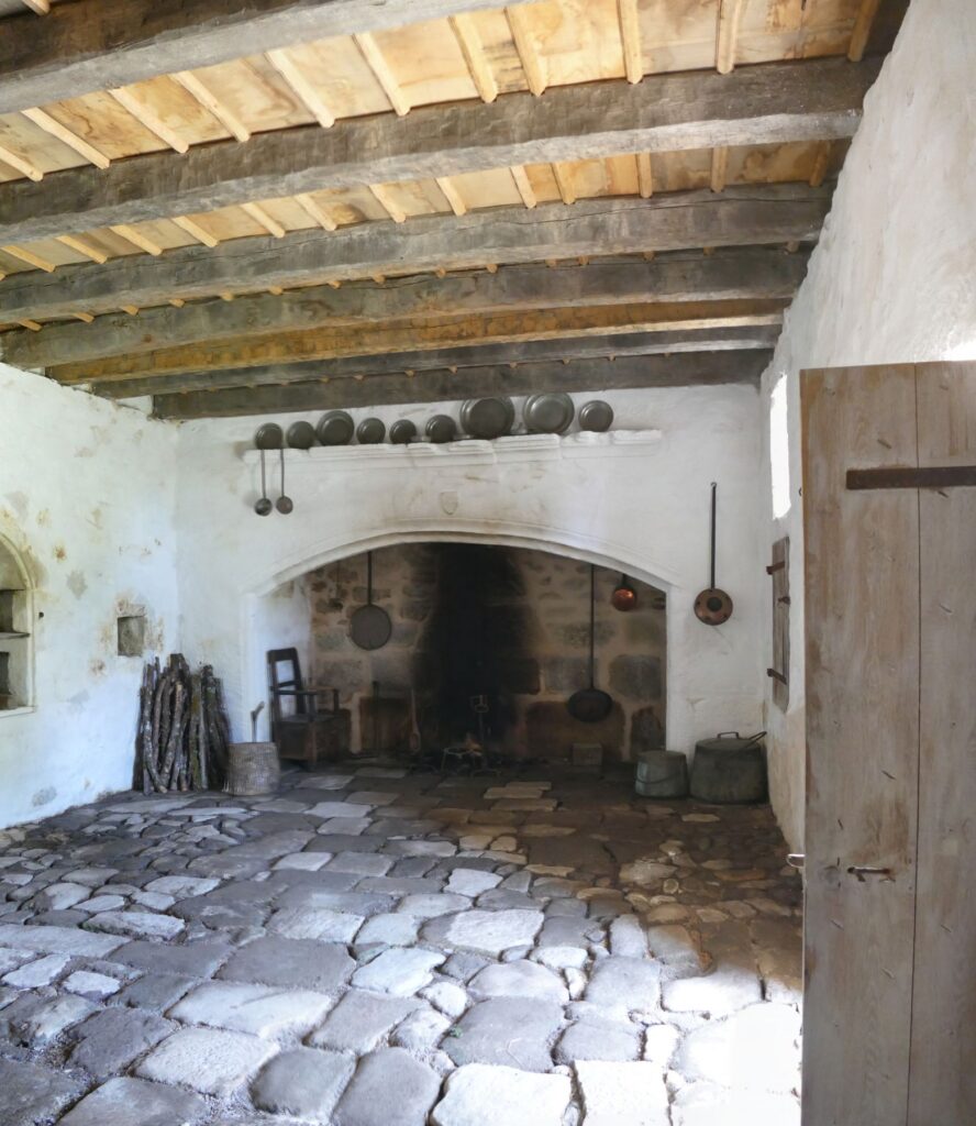 P1120697 P1120698 2 Images 888x1024